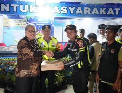 Apresiasi Pengamanan Nataru, Ketua DPRD Sumbar Serahkan Bantuan ke Petugas