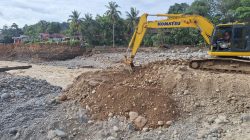 Normalisasi Sungai di Gunung Nago, PT Semen Padang Kerahkan Ekskavator