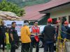 PT Semen Padang Salurkan 200 Zak Semen untuk Pengerasan Jalan Alternatif Pascabanjir Bandang di Lambung Bukit