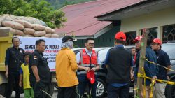 PT Semen Padang Salurkan 200 Zak Semen untuk Pengerasan Jalan Alternatif Pascabanjir Bandang di Lambung Bukit