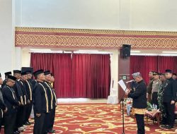 Prof Fauzi Bahar Dt Sati Kukuhkan Pengurus LKAAM Pesisir Selatan 2024-2029