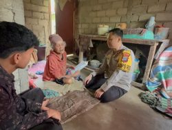 Kapolres Solok Selatan Serahkan Bansos kepada Lansia di Sangir Jujuan Pada Awal Ramadan 1447 H