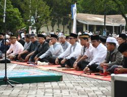 Ribuan Warga Salat Ied di Plaza Kantor Pusat Semen Padang, Dirut: Sambut Kemenangan dengan Tingkatkan Iman dan Taqwa