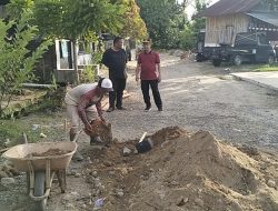 Warga Senang Jalannya di Cor Beton Anggota DPRD Padang Erianto