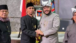 Kepala Unit Komunikasi & Kesekretariatan PT Semen Padang Terima Pin Emas dari Pemko Padang