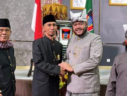 Kepala Unit Komunikasi & Kesekretariatan PT Semen Padang Terima Pin Emas dari Pemko Padang