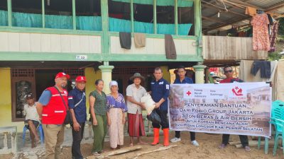 PMI Salurkan 3 Ton Beras dan Sembako ke Warga Pesisir Selatan yang Terdampak Banjir dan Longsor