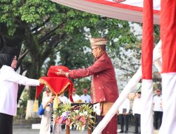 Upacara HUT ke-79 Kemerdekaan RI, Direksi dan Komisaris PT Semen Padang Kompak Tampil dengan Pakaian Adat