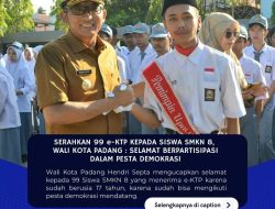 Bagikan 99 e-KTP Kepada Siswa SMKN 8, Hendri Septa Ucapkan Selamat Berpartisipasi di Pemilu Mendatang