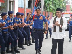 Berdedikasi Tinggi, Hendri Septa Beri Jempol Bagi Petugas Damkar