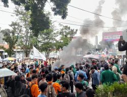 Mahasiswa Sumbar Gelar Aksi Unjuk Rasa ke DPRD Sumatra Barat, Desak Pemerintah Perhatikan Kepentingan Rakyat