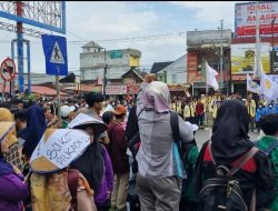 Ratusan Mahasiswa Sumatera Barat Gelar Aksi Kawal Putusan MK di Depan Kantor DPRD Provinsi Sumatera Barat