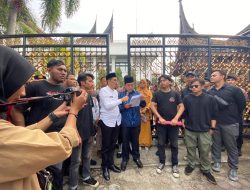 Mahasiswa Peduli Demokrasi Sumatera Barat Demonstrasi di DPRD Sumbar