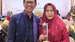 Desainer Sumbar Ermiwati Terima Award Rangkayo Minang 2025