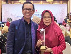 Desainer Sumbar Ermiwati Terima Award Rangkayo Minang 2025