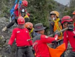 Hadapi Medan Berat, TRC Semen Padang Evakuasi Jenazah ke-13 Korban Erupsi Gunung Marapi