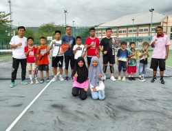 Tancap Gas, Pelti Pessel Buka Kesempatan Anak-anak dan Remaja Berlatih di Lapangan Tenis GOR Zeini Zen