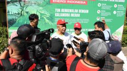 Dirut PT Semen Padang, Asri Mukhtar Bersama Karyawannya Tanam Kaliandra Merah Guna Gantikan Energi Batu Bara