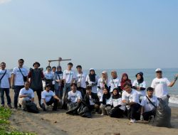 Ikuti BUMN Environmental Movement, Milenial Semen Padang Bersihkan Pantai Padang