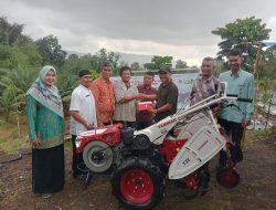 PT Semen Padang Dukung Produktivitas Petani Padayo dengan Bantuan Hand Traktor