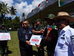 Semen Padang Serahkan Bantuan 1 Unit Bedah Rumah dan 250 Zak Semen untuk Program TMMD di Tanah Datar