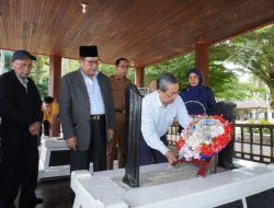 Keluarga Besar YMMY dan Rektor UMMY Solok Ziarah ke Makam Pahlawan Nasional Prof M Yamin, Awali Tahun 2025 dengan Syukur